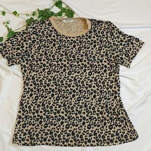 Yidarton. Trendy Cheetah Print T-shirt. Size XL.